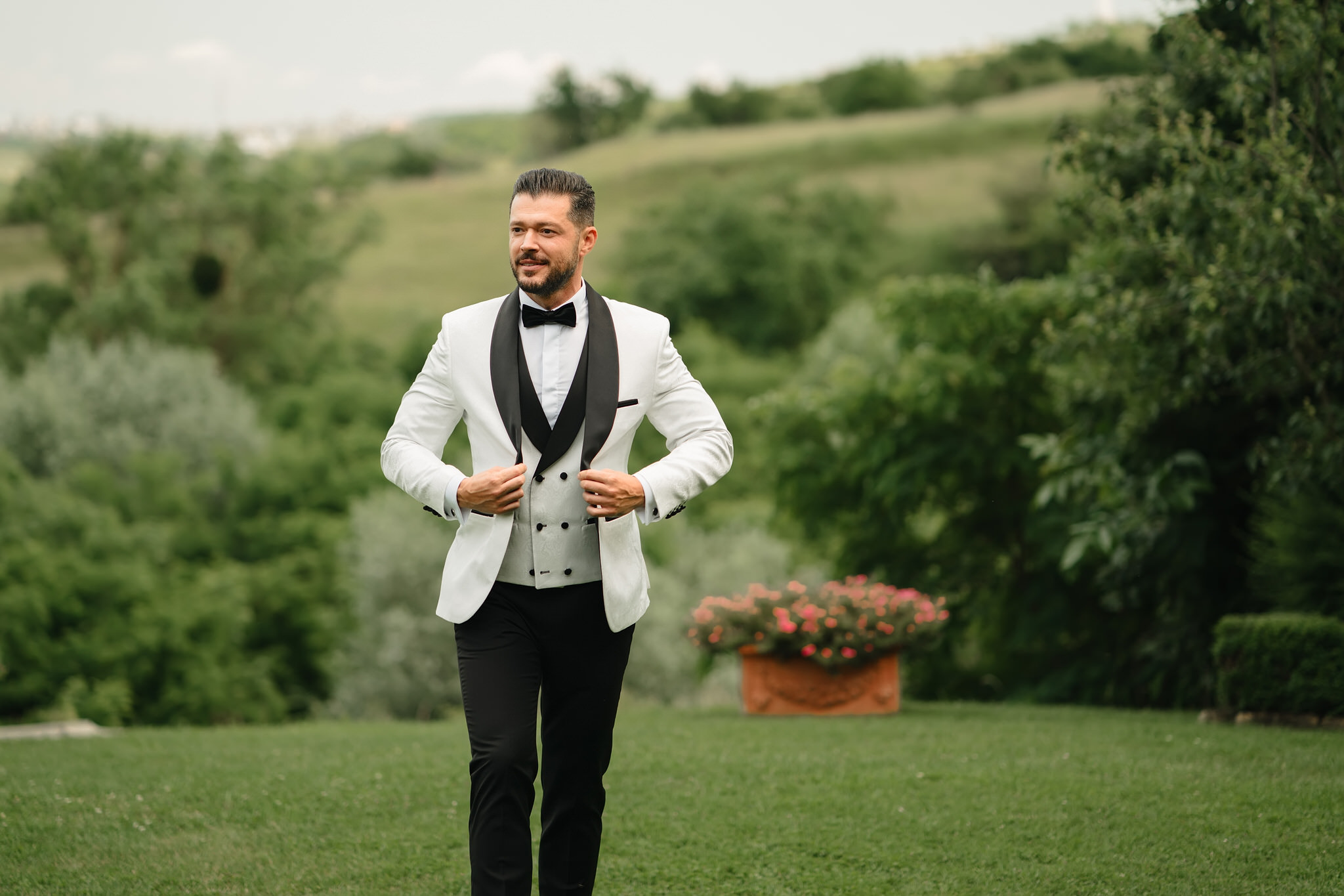 Smoking bărbați alb fildeș cu rever șpiț negru - marecom - 3 Smoking-barbati-alb-fildes-cu-rever-spit-negru-marecom